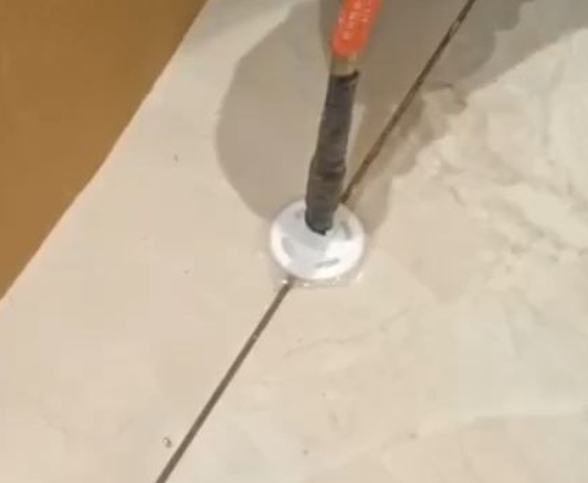 龙里瓷砖空鼓维修公司专业解答瓷砖在铺贴过程中，如果没有涂抹均匀到位的粘结材料（如水泥砂浆或瓷砖胶），可能会导致以下问题