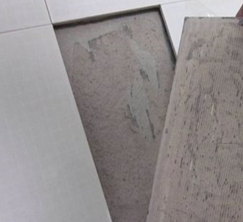 龙里瓷砖空鼓维修公司分享瓷砖铺贴时如果打浆（即涂抹在瓷砖背面和基层上的砂浆或瓷砖胶）过少，会带来以下问题